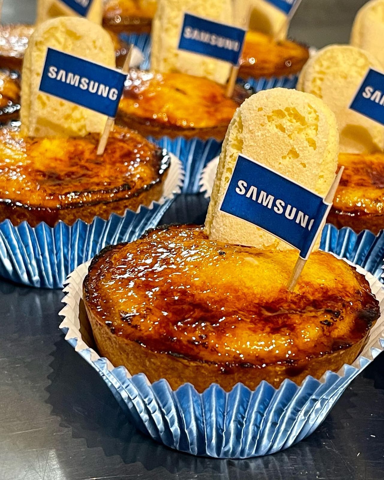 Caramelized desserts with custom Samsung event toppers